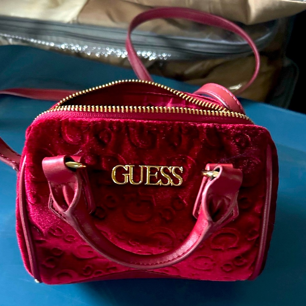 Guess mini purse 
In excellent condition